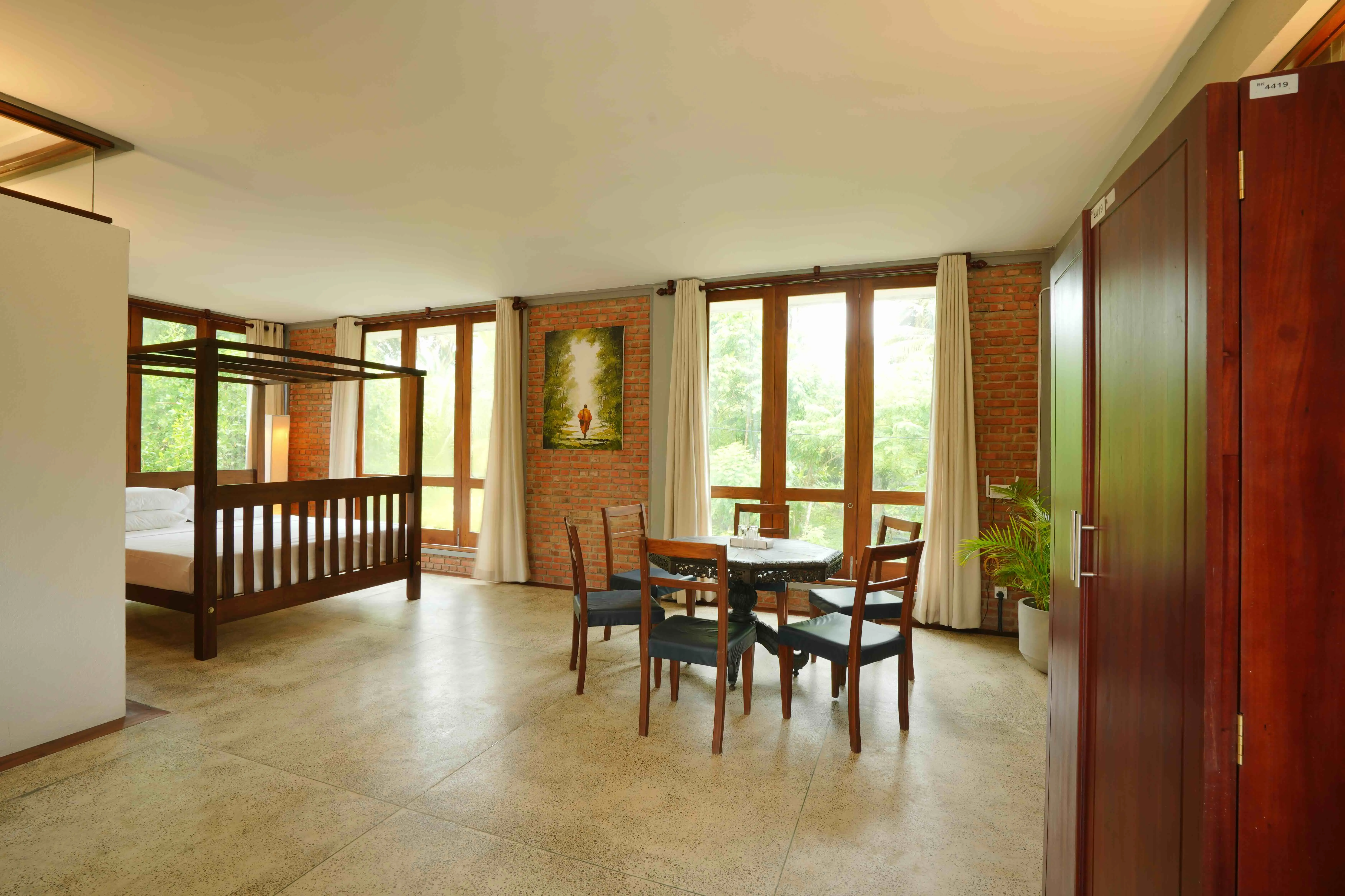 A wide en-suite room at Ko Lake Villa
